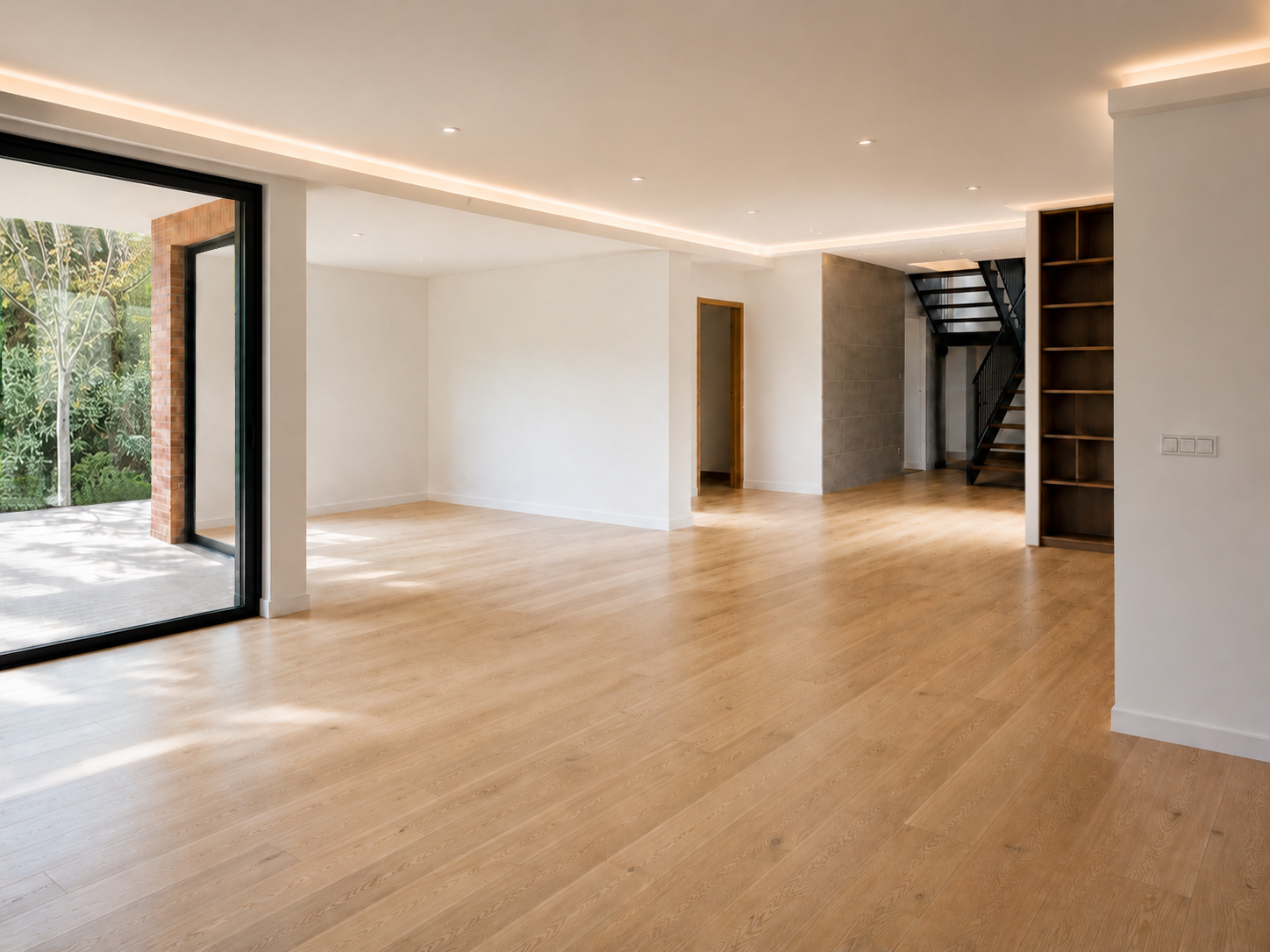Salón de vivienda unifamiliar en Boadilla del Monte tras la reforma integral con suelo de roble