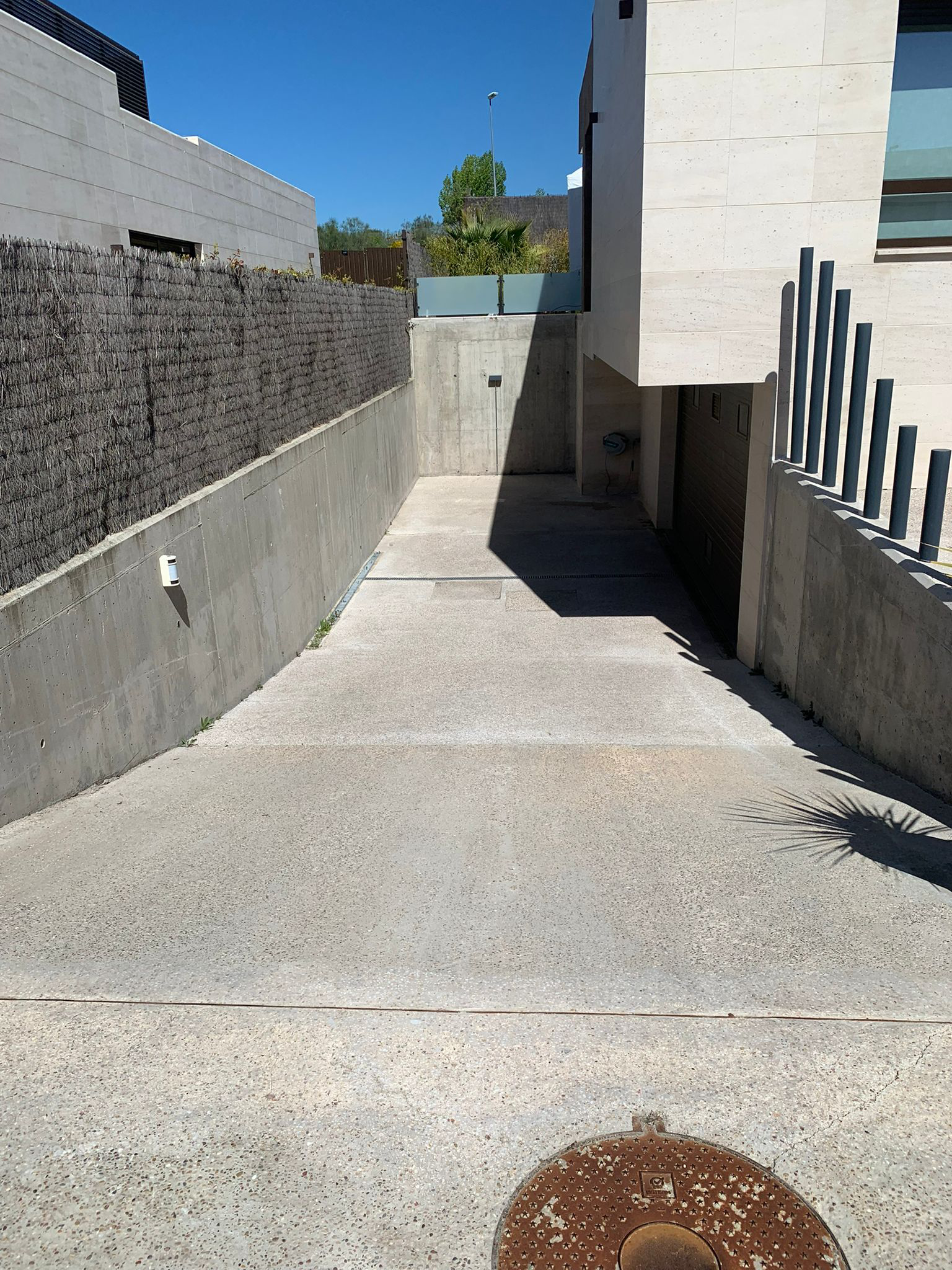 Zona exterior en Los Satélites, Majadahonda, antes de la reforma