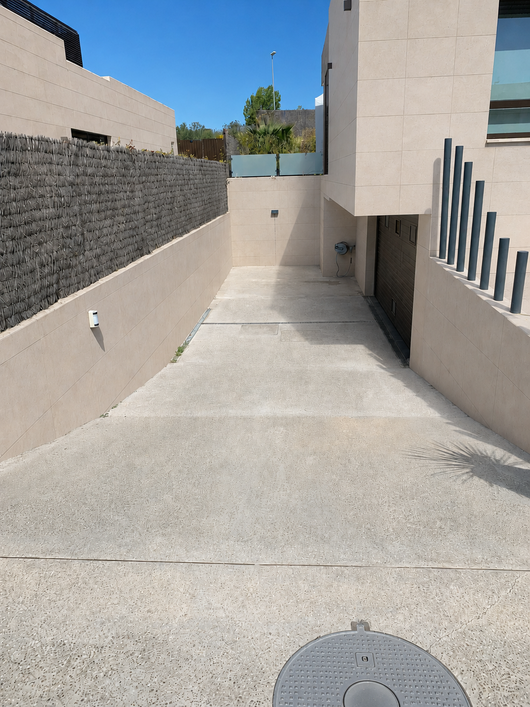 Zona exterior terminada en Los Satélites, Majadahonda