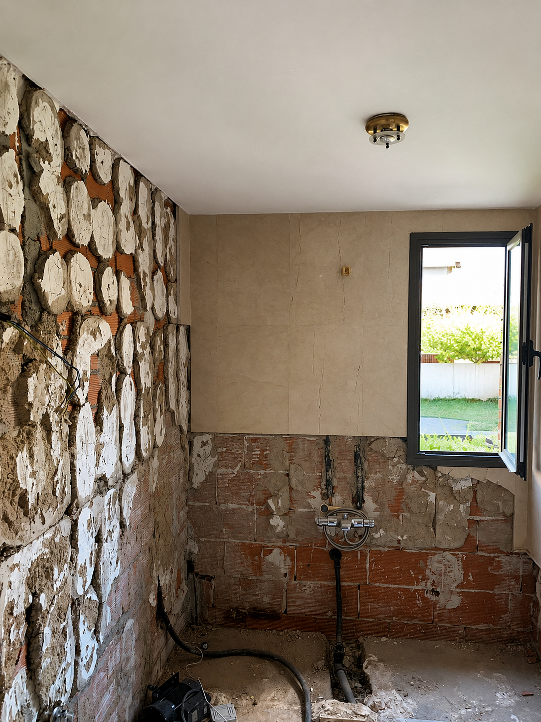 Baño antes de la reforma en vivienda del noroeste de Madrid